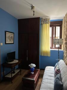 una sala de estar con un sofá y una mesa en La Venta de Izan, en Gumiel de Hizán