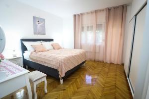 Un pat sau paturi într-o cameră la Kuća JEKA