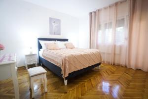 Un pat sau paturi într-o cameră la Kuća JEKA