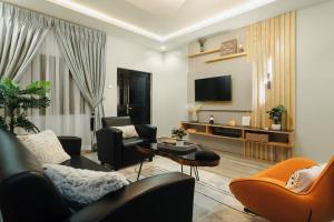 un soggiorno arredato con TV a schermo piatto di Kashco Apartments Wuse 2 Abuja ad Abuja