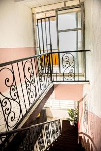 una escalera en un edificio con ventana en Appartement chic et spacieux près centre Yaoundé, en Yaoundé