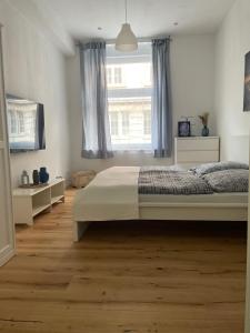 Un dormitorio con una cama grande y una ventana en Perfekt für Geschäftsreisende Komfort Eleganz und erstklassiges WLAN in zentraler Lage, en Wuppertal