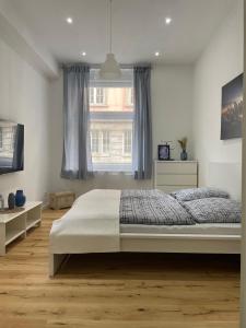 Un dormitorio con una cama grande y una ventana en Perfekt für Geschäftsreisende Komfort Eleganz und erstklassiges WLAN in zentraler Lage, en Wuppertal