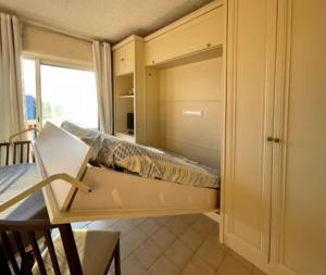 a bedroom with a bunk bed and a window at Palavas in Palavas-les-Flots
