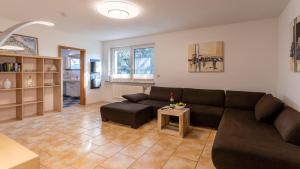 ein Wohnzimmer mit einer Couch und einem Tisch in der Unterkunft Bernsteinbad Koserow - Haus Fünf Elemente Ferienwohnung Feuer in Ostseebad Koserow