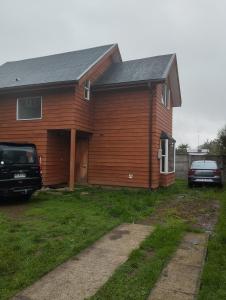 ein Haus mit einem davor geparkt in der Unterkunft Casa 3 dormitorios 3 baños Osorno in Osorno
