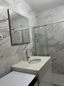 Un baño con lavabo, espejo y ducha. en Casa Vany, en Santa Maria