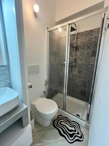 a bathroom with a shower and a toilet and a sink at Casa Vale Parco del Valentino in Turin