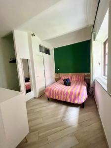 a bedroom with a bed and a green wall at Casa Vale Parco del Valentino in Turin