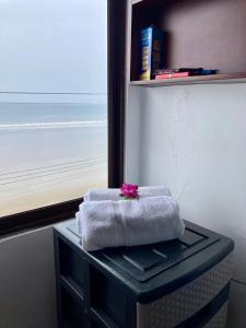 een tafel met twee handdoeken en een bloem erop bij Suite frente al mar - CIELO in Montañita
