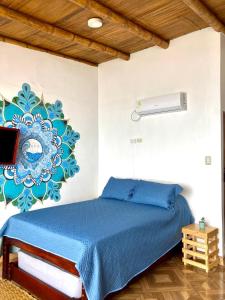 モンタニタにあるSuite frente al mar - CIELOのベッドルーム1室(壁に絵画が描かれた青いベッド1台付)