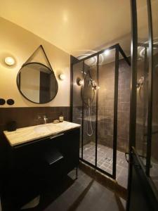 Koupelna v ubytování Maison lumineuse de 100m2 avec jardin et parking. + 8 fotografií