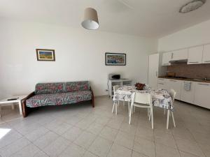 - un salon avec un lit, une table et des chaises dans l'établissement Il Poggio del Cilento Country House, à Agropoli