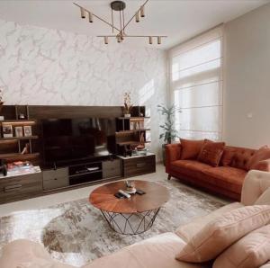 uma sala de estar com um sofá e uma mesa de centro em Nameer bay em Bandar Jişşah