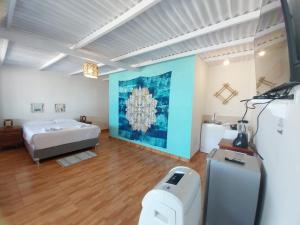 1 dormitorio con cama y pared azul en Casuarinas del Mar Habitacion Playa, en Canoas de Punta Sal