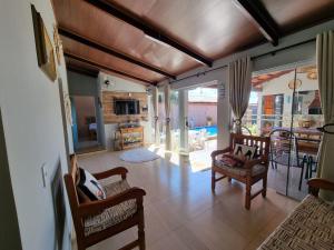 Pouso da Kakau في بيرينوبوليس: غرفة معيشة مع كرسيين وغرفة معيشة مع اطلالة