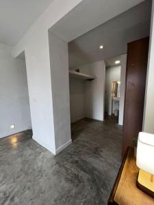 uma sala de estar vazia com paredes brancas e pisos de betão em La Casita Hermosa em Alicante