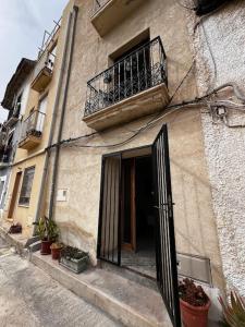 uma porta aberta para um edifício com uma varanda em La Casita Hermosa em Alicante