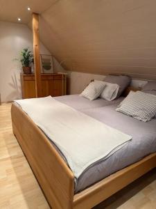 ein Schlafzimmer mit einem großen Bett mit weißer Bettwäsche in der Unterkunft Casita grün in Worms