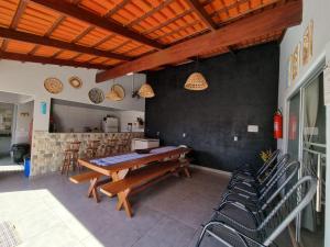 een eetkamer met een houten tafel en stoelen bij Pouso da Kakau in Pirenópolis