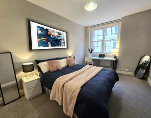 Una cama o camas en una habitación de 2BD Kings Cross & St Pancras Elegance