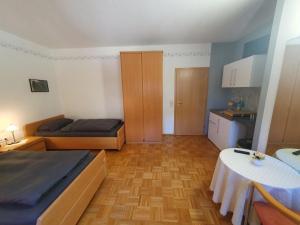a small room with two beds and a kitchen at ABM Apartment 23 in Zwingenberg