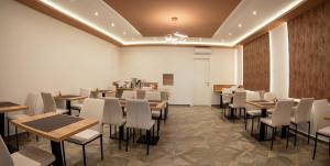 restauracja ze stołami i krzesłami w pokoju w obiekcie Hotel Sistems w mieście Banja Luka