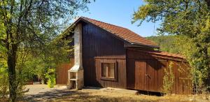 un pequeño edificio de madera con una ventana lateral en Arode Nature Villa Bellevue, en Katselovo