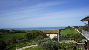 een uitzicht op de oceaan vanuit een huis bij Il Castellano Vacanze in Porto SantʼElpidio