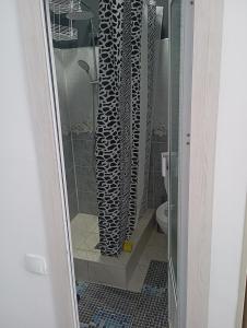 uma casa de banho com duche, WC e chuveiro em MAR.s em Bukhara