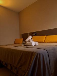 Una habitación de hotel con una cama con toallas. en Hotel Italia en Villa Carlos Paz