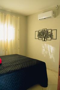 - une chambre avec un lit et une fenêtre dans l'établissement OASIS ACARI GARGALHEIRAS, à Acari