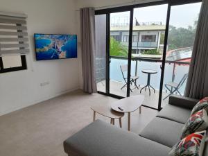 sala de estar con sofá y mesa en Bohol Jewel Resort, en Dauis
