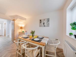 a kitchen and dining room with a table and chairs at Sandpiper Rest - Uk46781 in Ellington