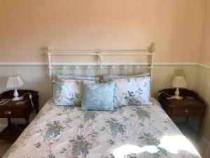 Ένα ή περισσότερα κρεβάτια σε δωμάτιο στο Maple Hill Cottage