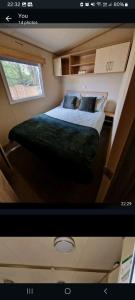 a picture of a bedroom in a tiny house at Oakley in Rookley