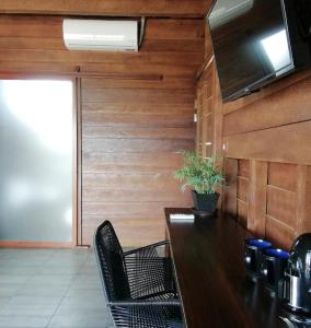TV a/nebo společenská místnost v ubytování Ecoco Holbox - EcoChic - Cabañas de Madera - Holbox Retreat