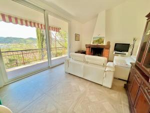 sala de estar con 2 sofás blancos y chimenea en Deliziosa villetta nuova vista lago, en Labro