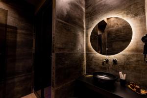 ein Bad mit einem schwarzen Waschbecken und einem Spiegel in der Unterkunft GOLD SUITE&SPA in Palermo