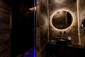 bagno con lavandino e specchio di GOLD SUITE&SPA a Palermo