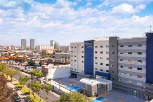 une vue aérienne sur un bâtiment d'une ville dans l'établissement Fairfield Inn & Suites by Marriott Tijuana, à Tijuana