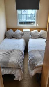 Posteľ alebo postele v izbe v ubytovaní Caravan near Port Carlisle