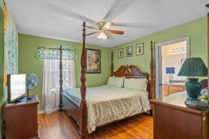 um quarto com uma cama e uma ventoinha de tecto em Be-Our-Guest Home! 15 mins to Disney! em Kissimmee