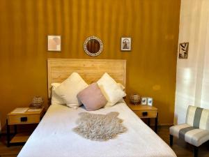1 dormitorio con 1 cama con edredón blanco y silla en Expreso trescrucesdos, en Montevideo