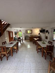 En restaurant eller et andet spisested på El Roble