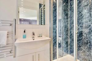 a bathroom with a sink and a shower at City Centre Cozy Studio flat Second Floor in Cambridge