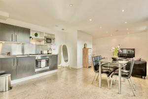 a kitchen and dining room with a table and chairs at City Centre Cozy Studio flat Second Floor in Cambridge