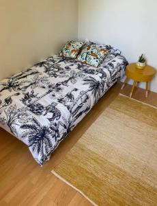 Postel nebo postele na pokoji v ubytování Maison avec parc arboré entre terre et mer