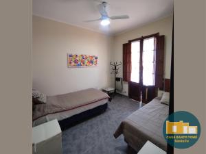 - une chambre avec 2 lits et un ventilateur de plafond dans l'établissement Casa Santo Tomé, à Santo Tomé