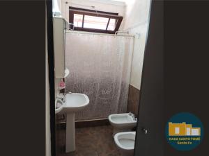 y baño con 2 aseos, lavamanos y ducha. en Casa Santo Tomé en Santo Tomé